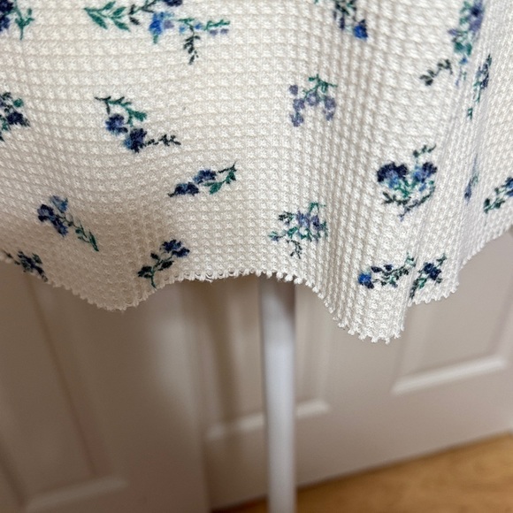 American Eagle Outfitters Cream and Blue Floral waffle thermal. - Picture 5 of 6